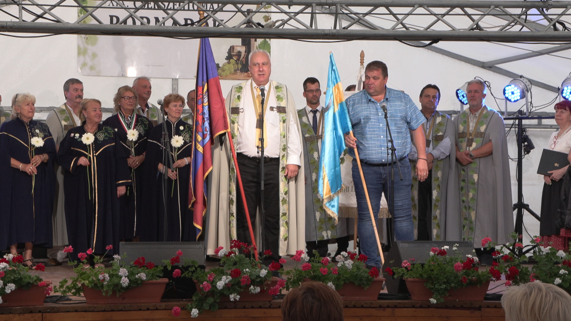 A bizalmat szolgálva